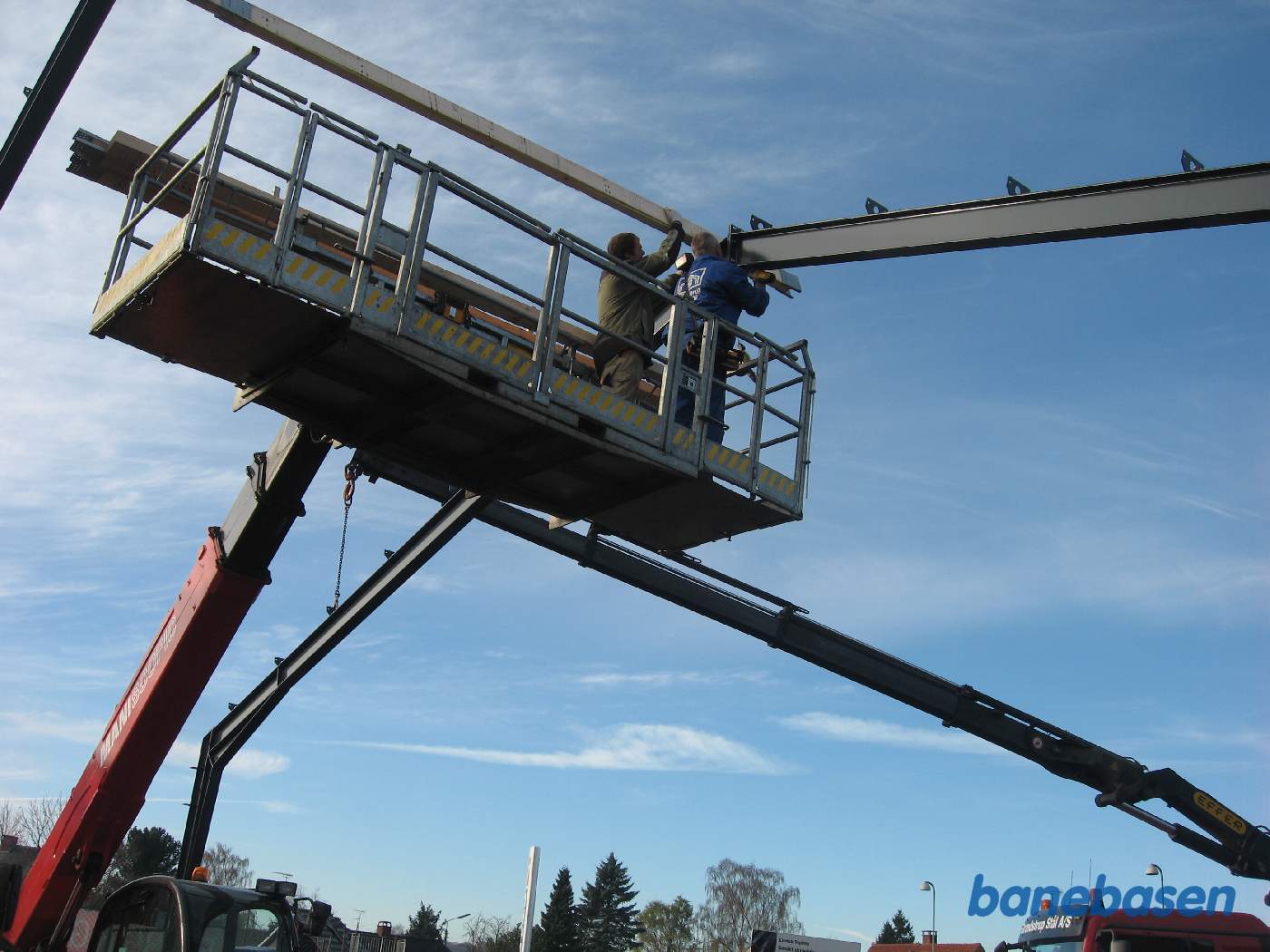 Spærene stilles op på fundamentet og boltes sammen i toppen Spærene stilles op på fundamentet og boltes sammen i toppen