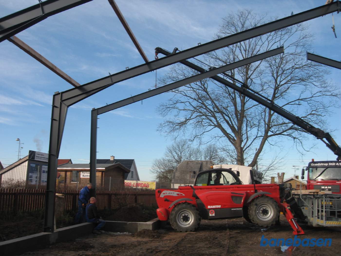 Spærene stilles op på fundamentet