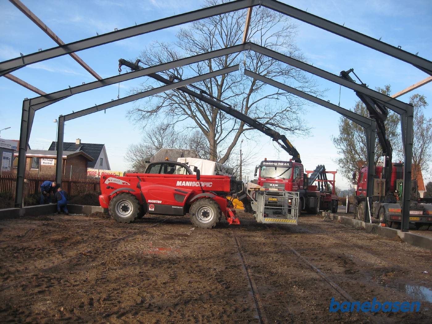 Spærene stilles op på fundamentet Spærene stilles op på fundamentet