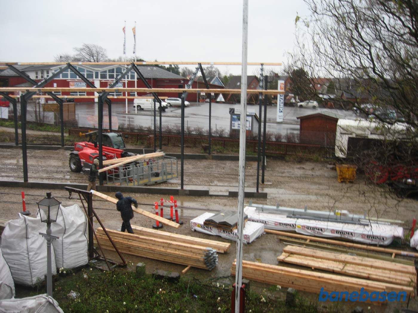 Spærene er stillet op og taglægterne ligger klar til montage. Billedet er taget oppe fra stationens 1.sal Spærene er stillet op og taglægterne ligger klar til montage. Billedet er taget oppe fra stationens 1.sal