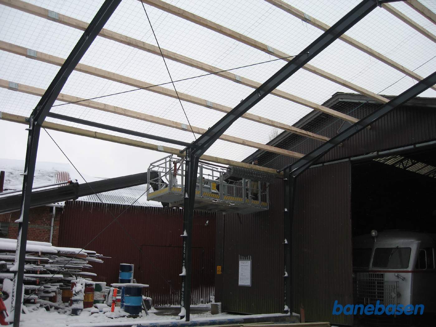 Taglægterne er monteret og sikkerhedsnettet lagt ud Taglægterne er monteret og sikkerhedsnettet lagt ud