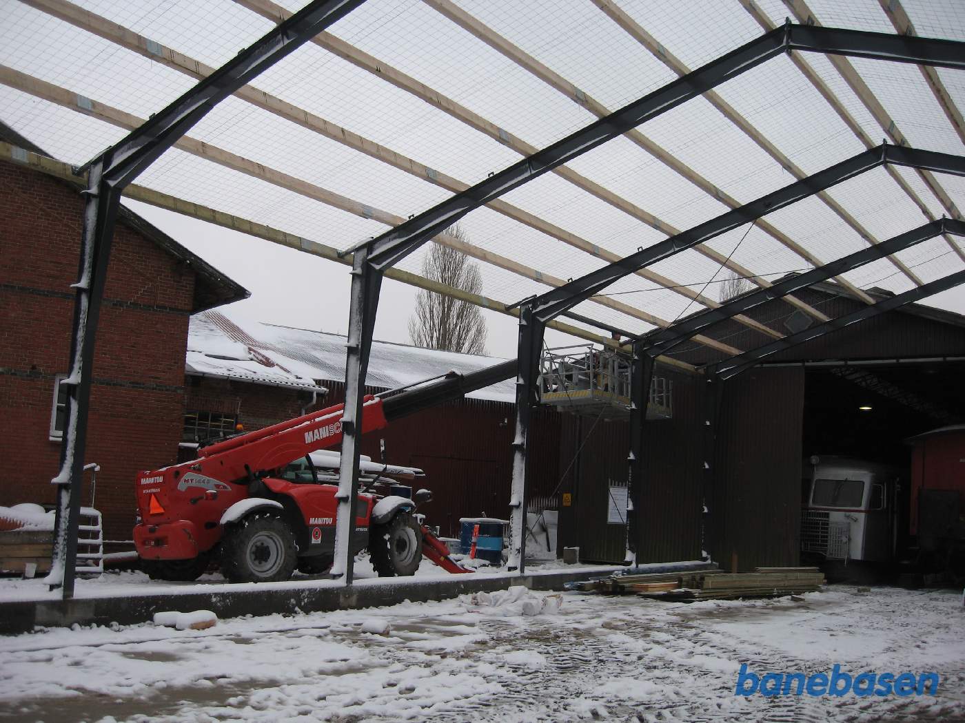 Taglægterne er monteret og sikkerhedsnettet lagt ud Taglægterne er monteret og sikkerhedsnettet lagt ud