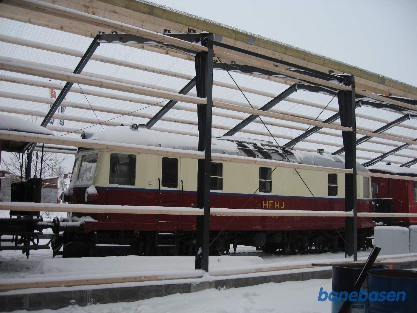 Første lokomotiv kørt ind i hallen for en kort bemærkning Første lokomotiv kørt ind i hallen for en kort bemærkning