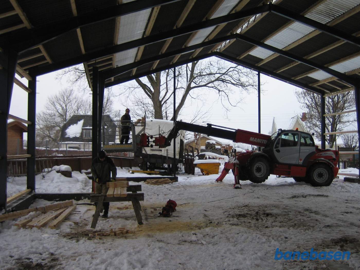 De sidste lægter til væggene monteres