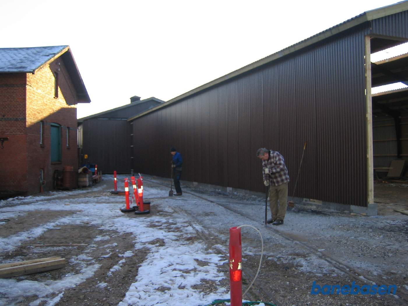 Så er alle sidepladerne monteret. To medlemmer hakker is op af rillesporet, så der kan køre tog uden at afspore Så er alle sidepladerne monteret. To medlemmer hakker is op af rillesporet, så der kan køre tog uden at afspore