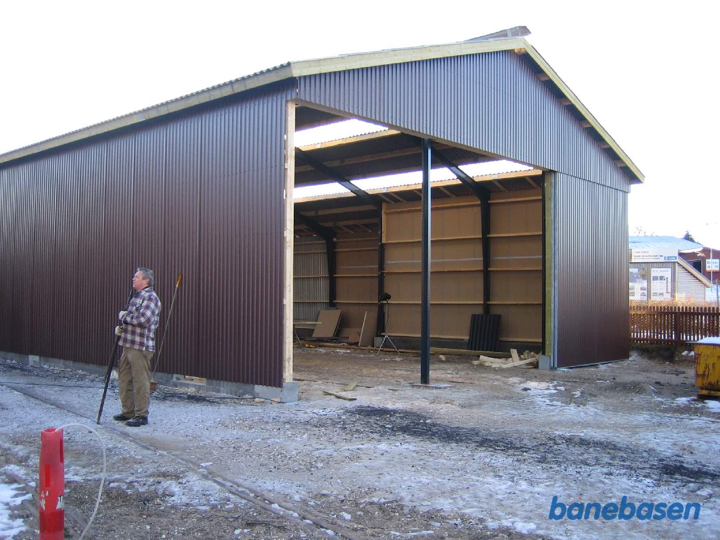 Vognhallen næsten færdig. De to rulleporte er skubbet over til højre side af hallen Vognhallen næsten færdig. De to rulleporte er skubbet over til højre side af hallen