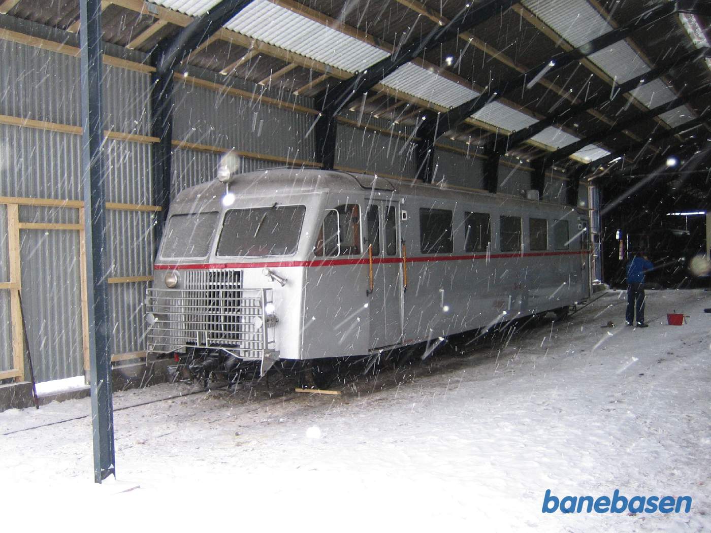 I snevejr er skinnebussen kørt ind i den fine nye vognhal 2 I snevejr er skinnebussen kørt ind i den fine nye vognhal 2