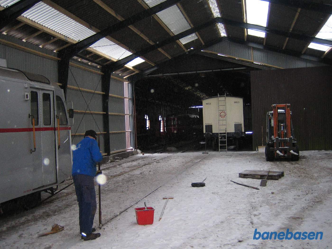 Inden man kan køre i det andet spor, skal rillerne lige hakkes op, så vi ikke risikerer at afspore