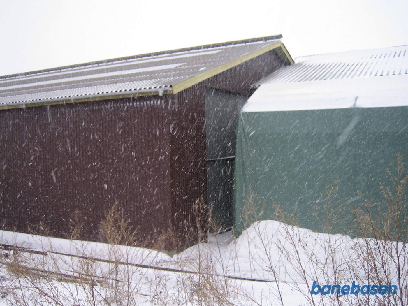 Så blev vognhallen færdig i snestorm. Sammenkoblingen af vognhal 2 med telthallen til højre, måtte vente til foråret, så midlertidig er "hullet" lukket med en af de gamle rulleporte fra vognhal 1