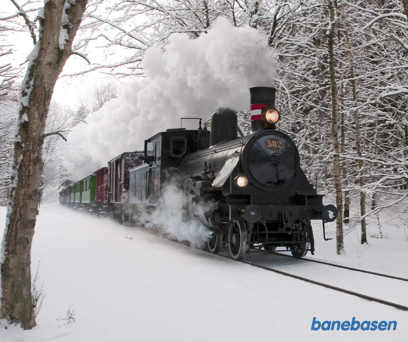 Juletoget fyldt med rejsende til Hellerup er på vej ud af Kagerup station Juletoget fyldt med rejsende til Hellerup er på vej ud af Kagerup station