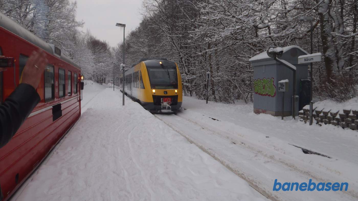 Juletoget fra Gilleleje til Mårum overhales af et Lokaltog
