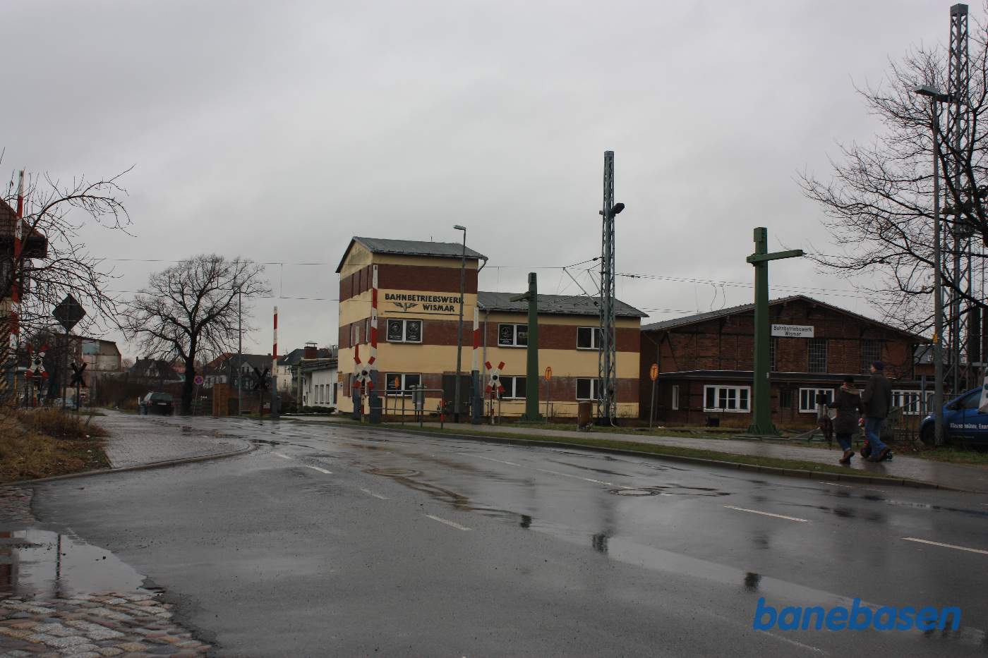 Overkørslen i Wismar med gavlen til remisen inde til højre