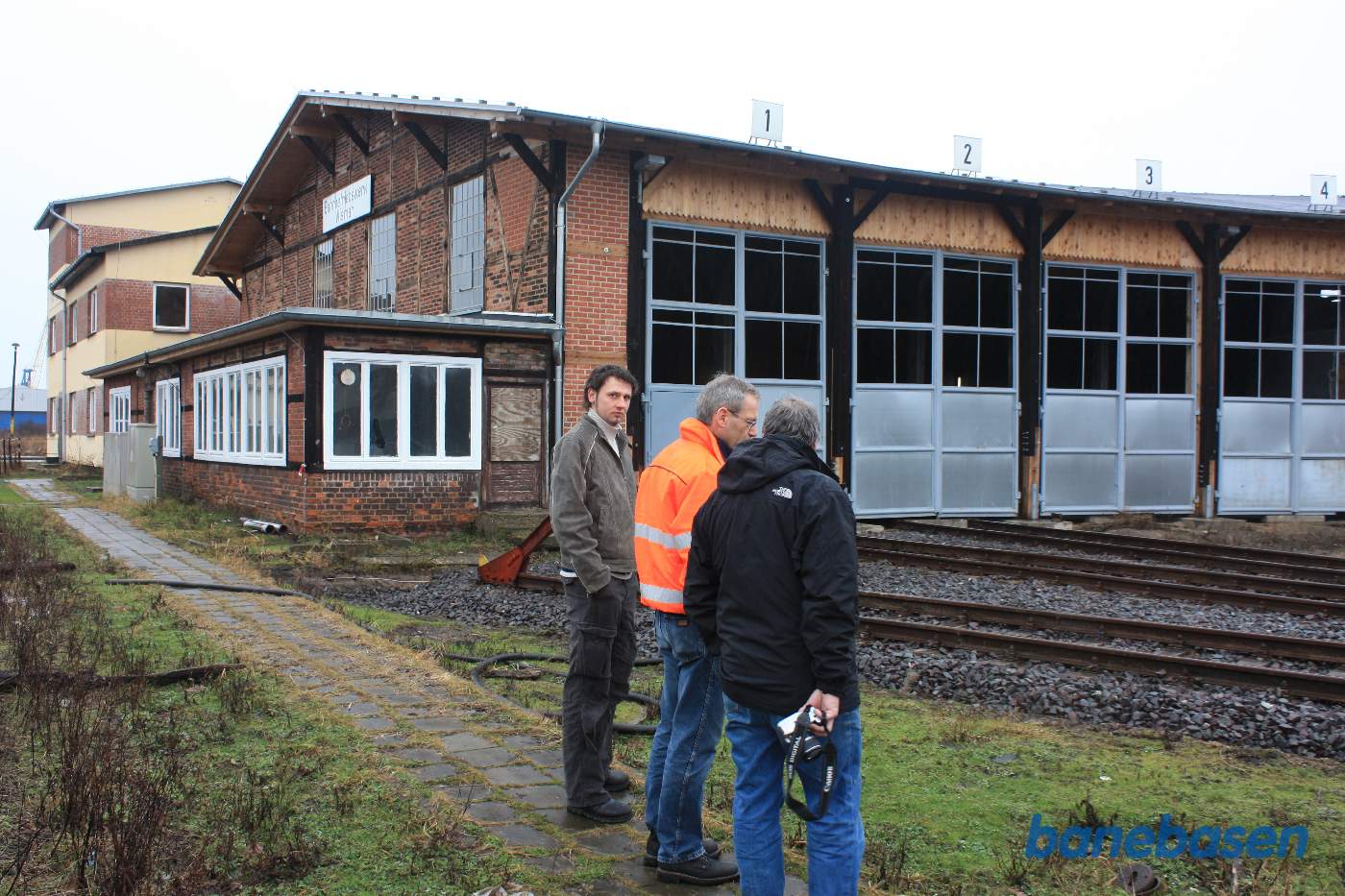 Lederen snakker med en af gæsterne mens et klubmedlem kigger på