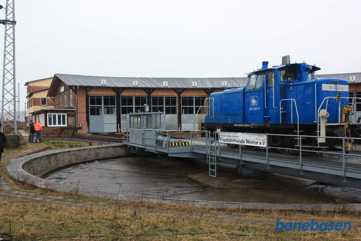 Et blåt lokomotiv på drejeskiven