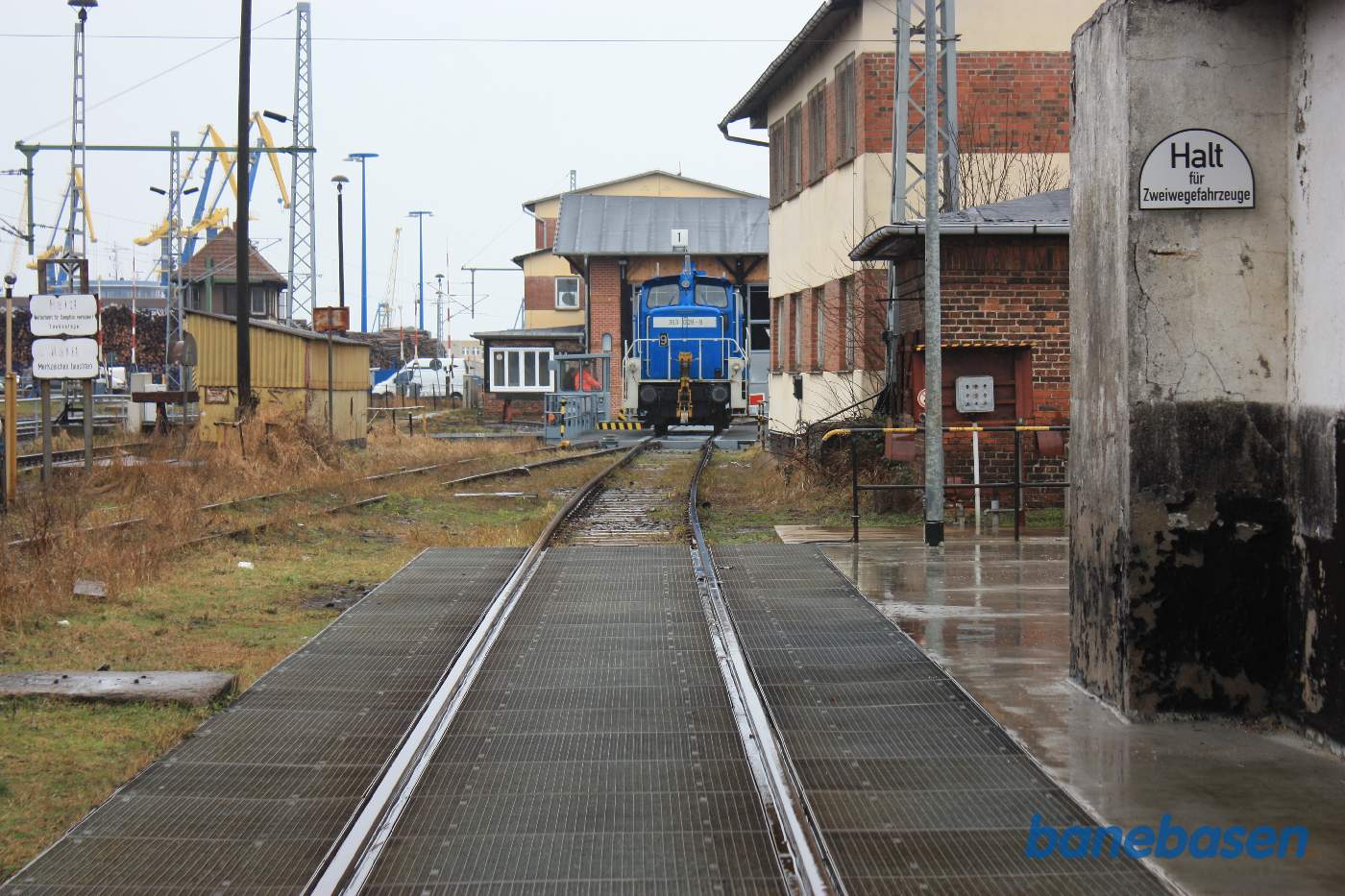 Et blåt lokomotiv på drejeskiven