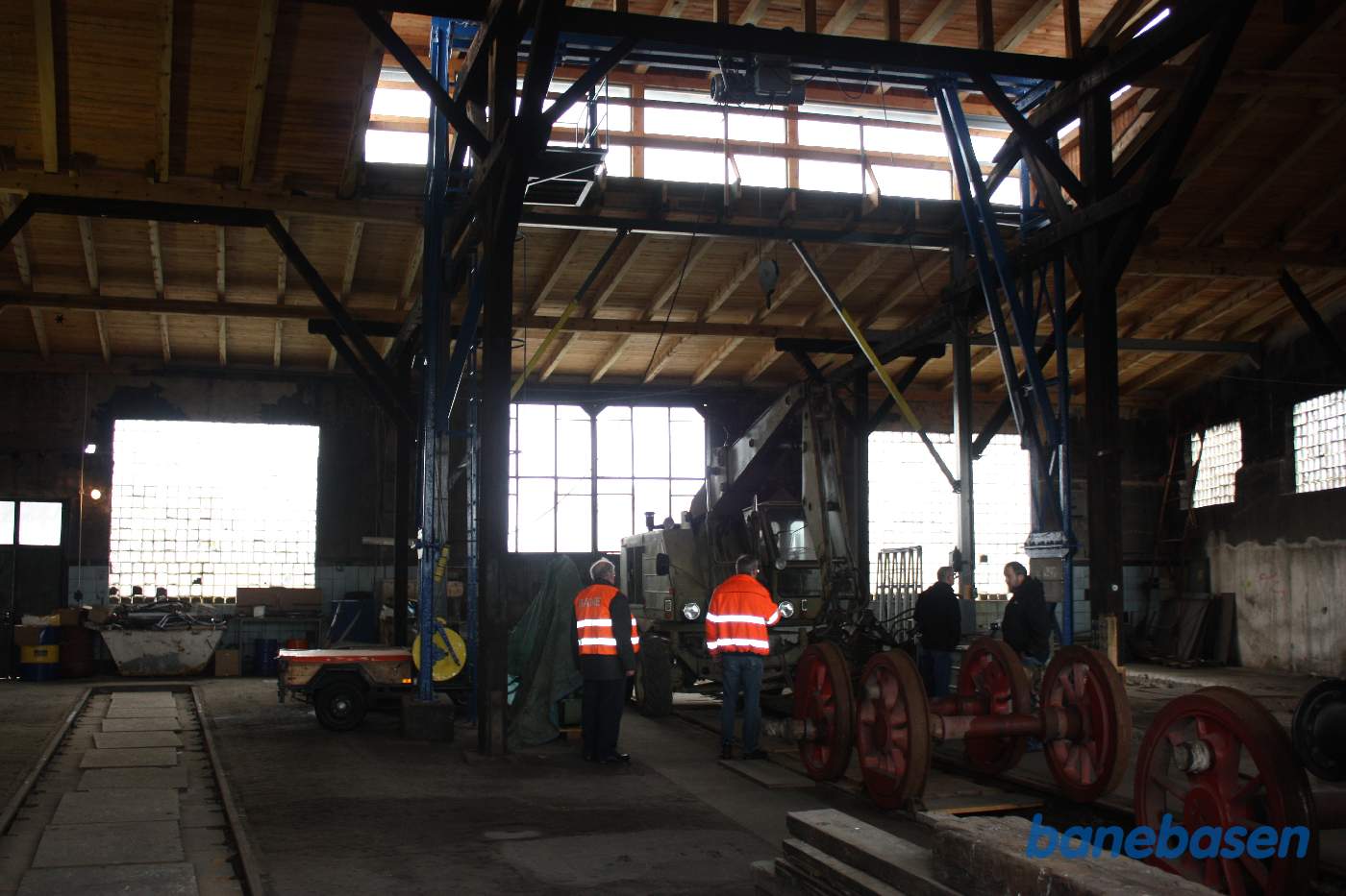 Et vue ind i bunden af remisen med ende vinduerne