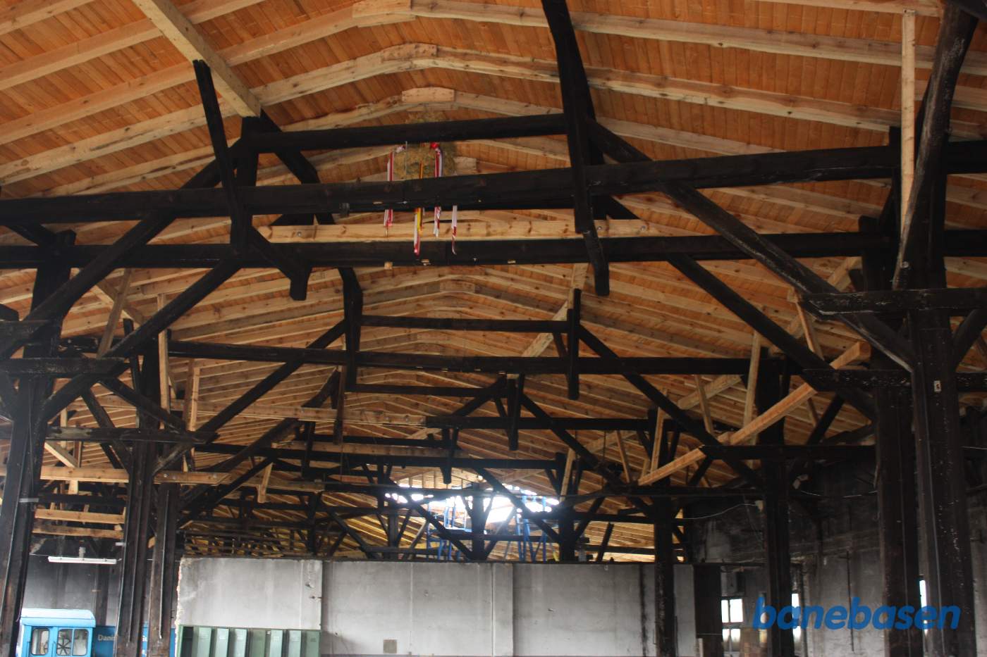 Kransen fra fejringen af det nye tag hænger stadig oppe under taget