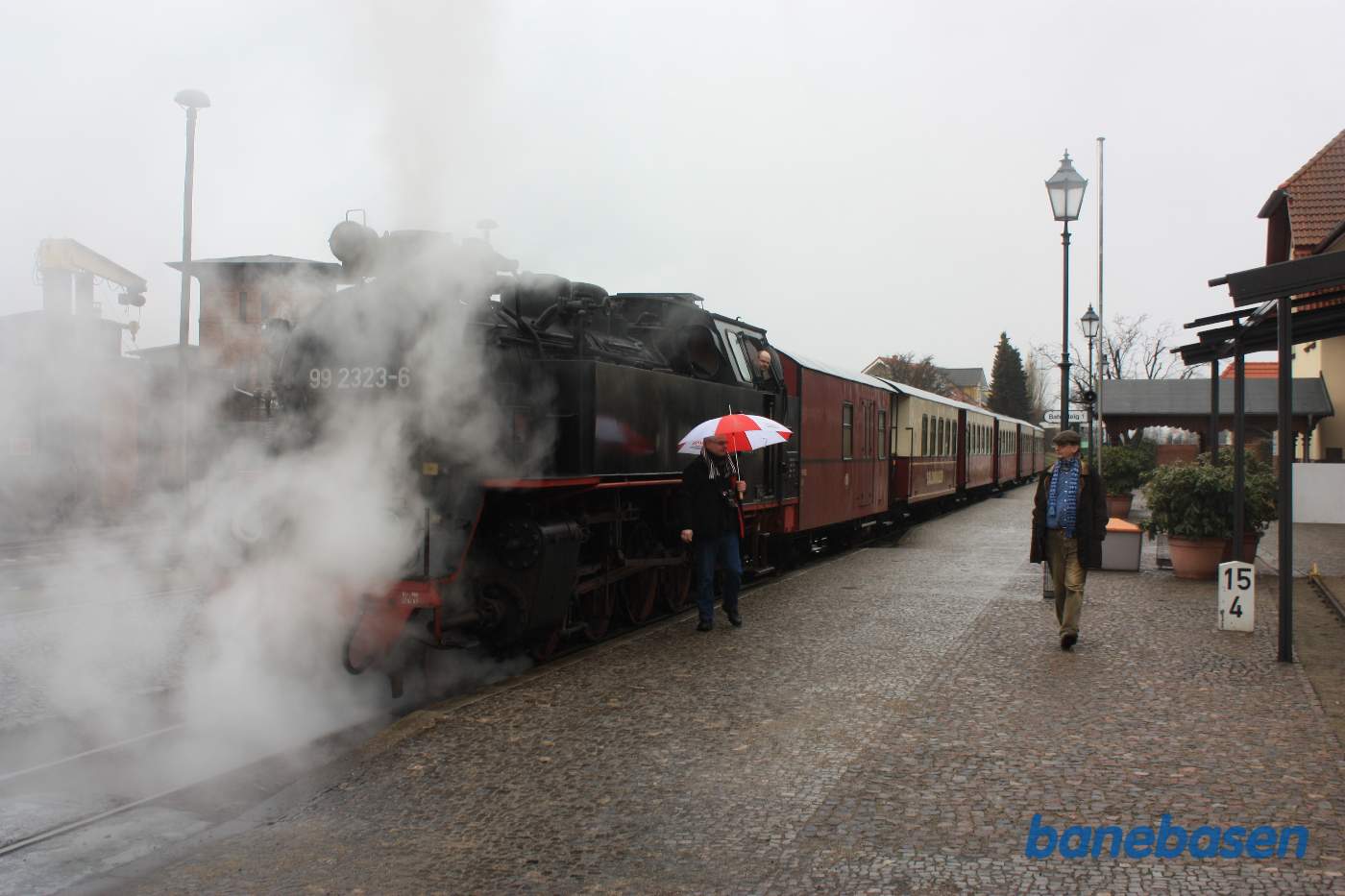Damplokomotivet i røg og damp en våd februardag