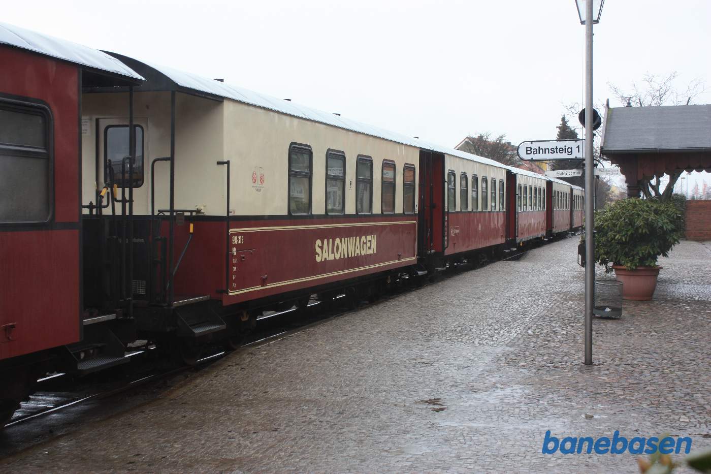 Persontoget med salonvognen ved perron