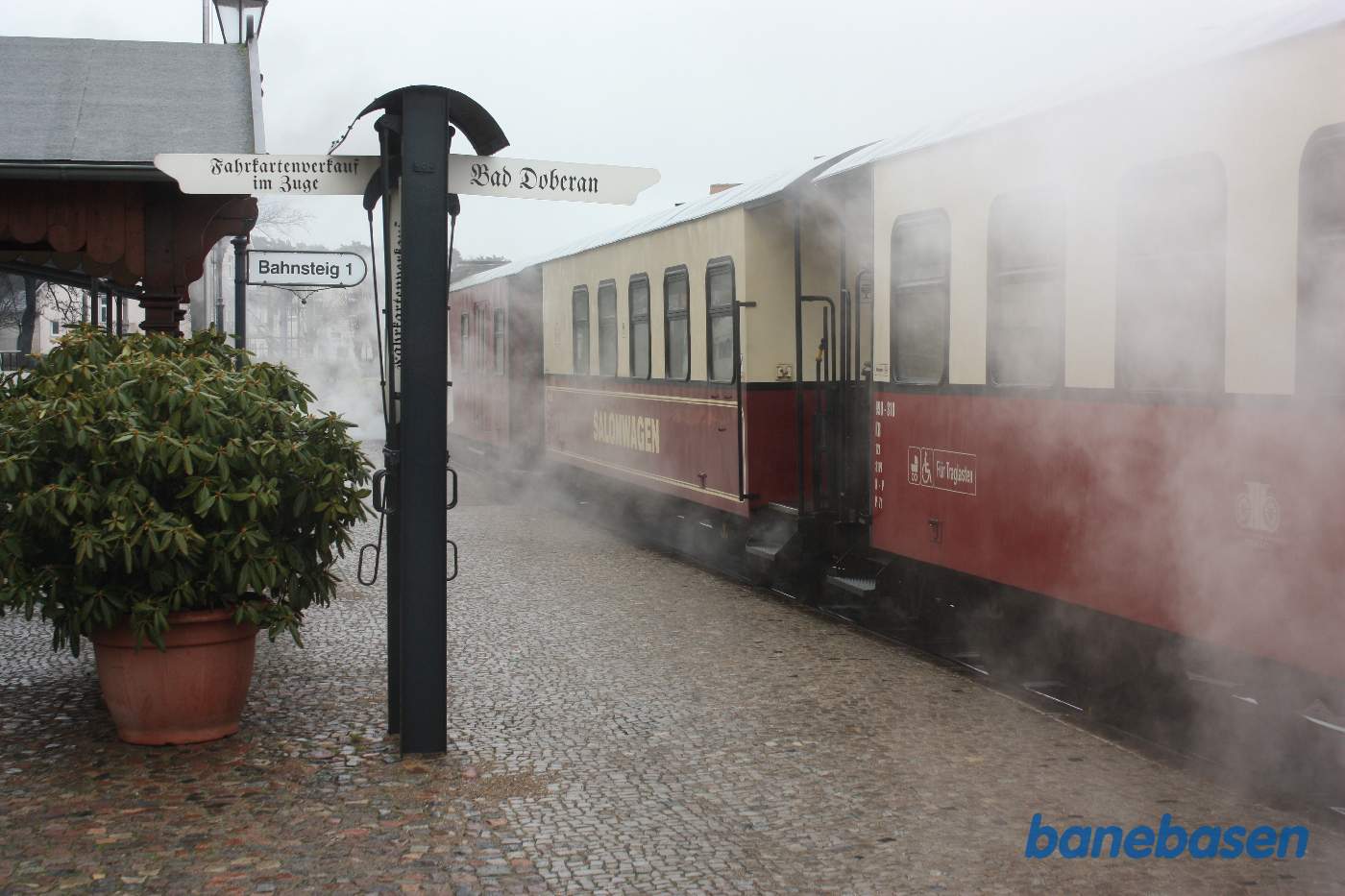 Togviserskilte på perronen med gammel tysk skrift