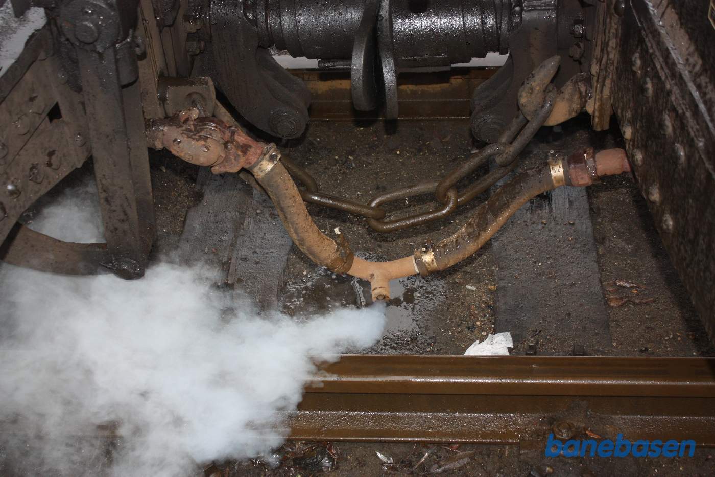 Ud af vandudladeren på varmeslangen strømmer lidt damp ud