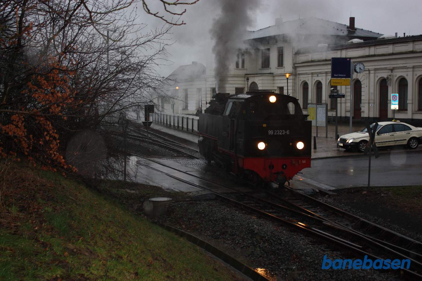 Damplokomotivet løber om på stationen