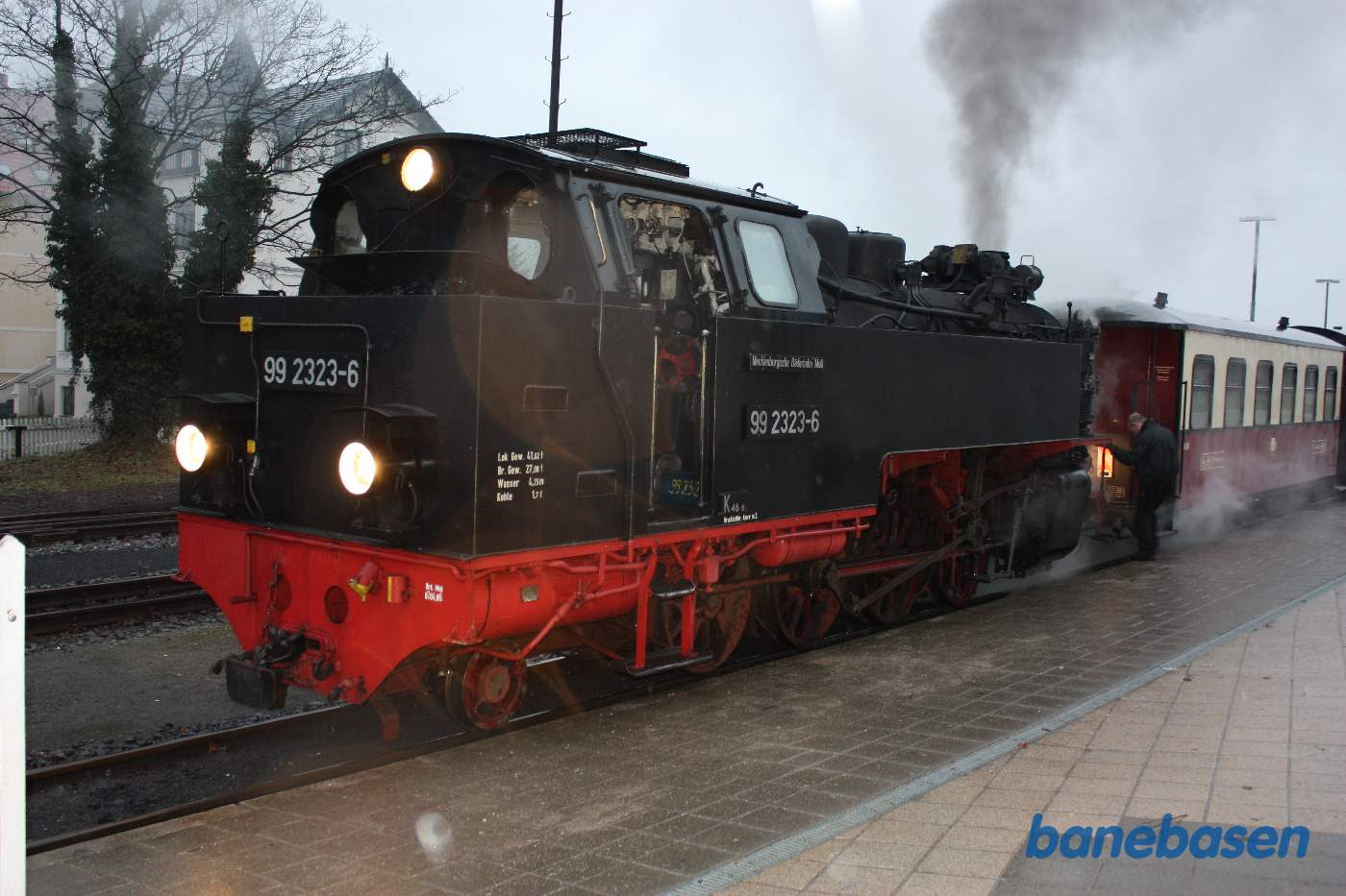 Damplokomotivet kobles til vognene af rangisten