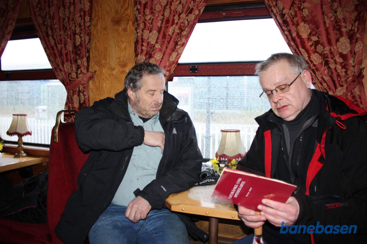 2 gæster studerer drinks- og spisekortet