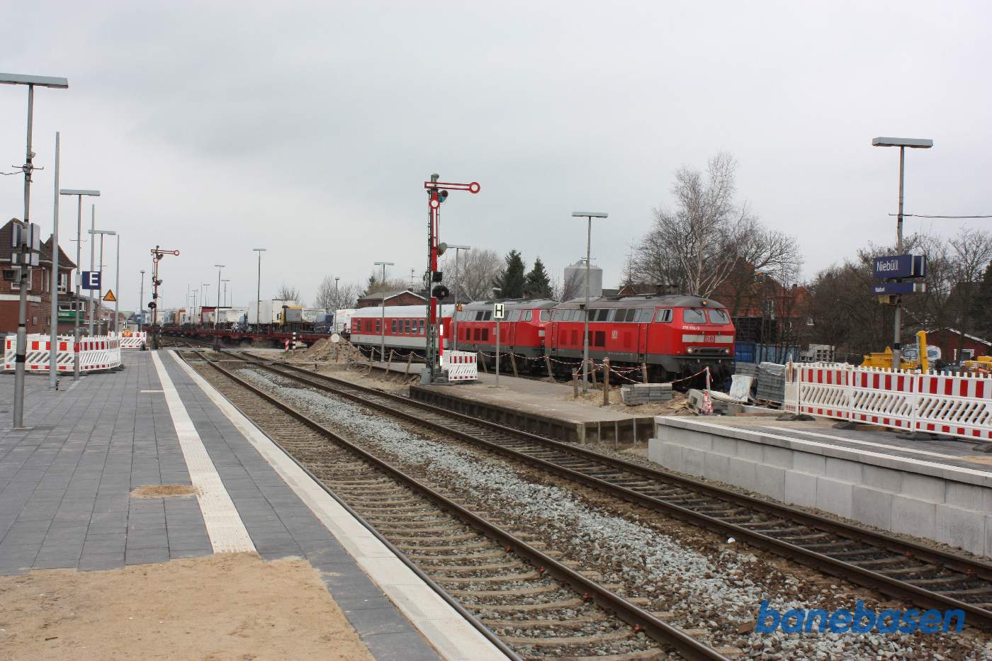 Et vue ud over stationsområdet med armsignaler