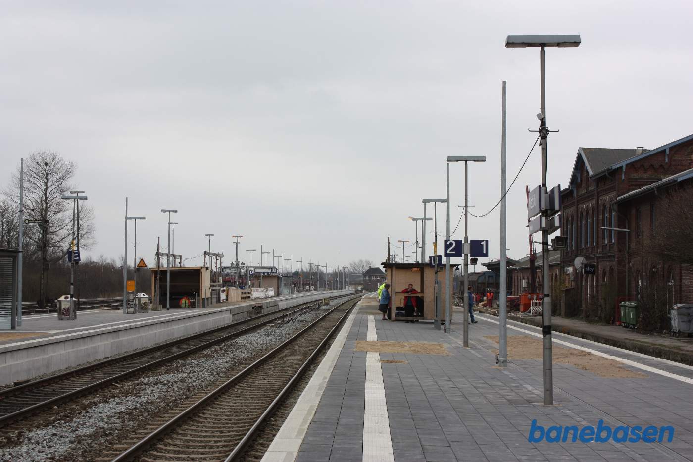 Stationen under ombygning, den gamle stationsbygning ses inde til højre
