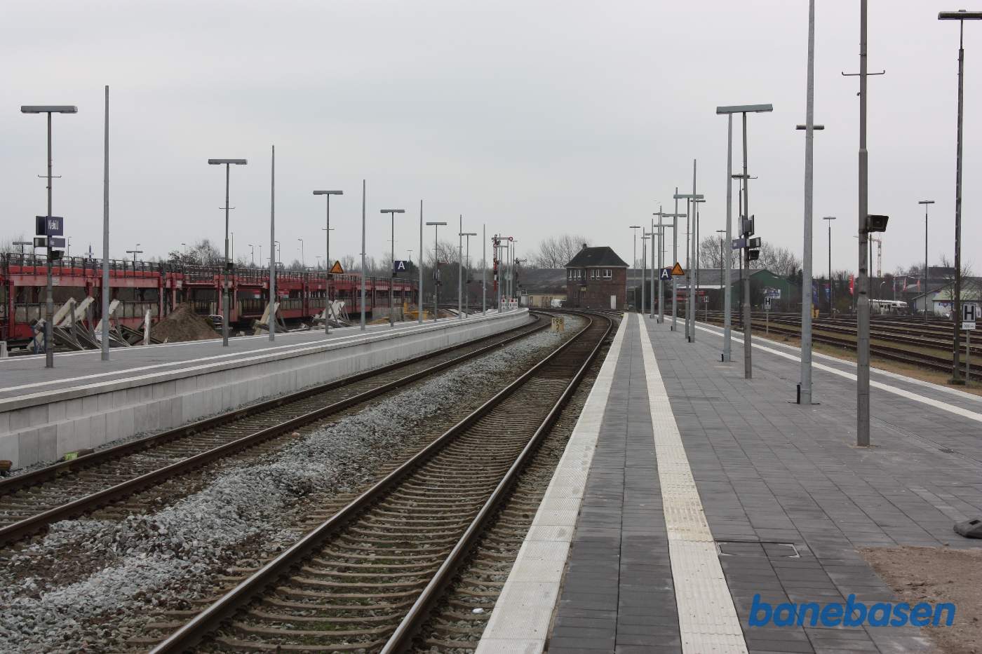 Stationen under ombygning, den gamle kommandopost i stationens sydende ses midt i billedet