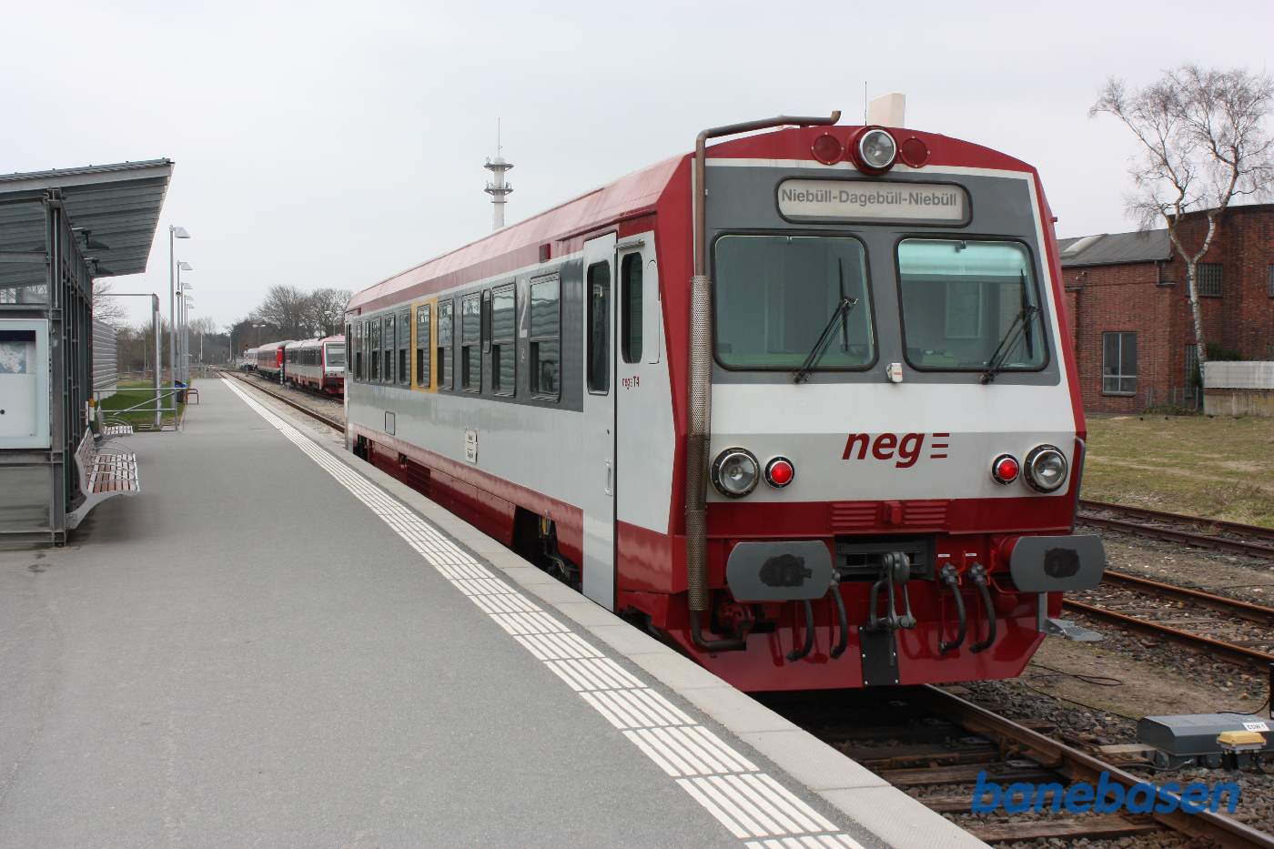 Motortog til Dragebüll ved privatbanens perron i Niebüll