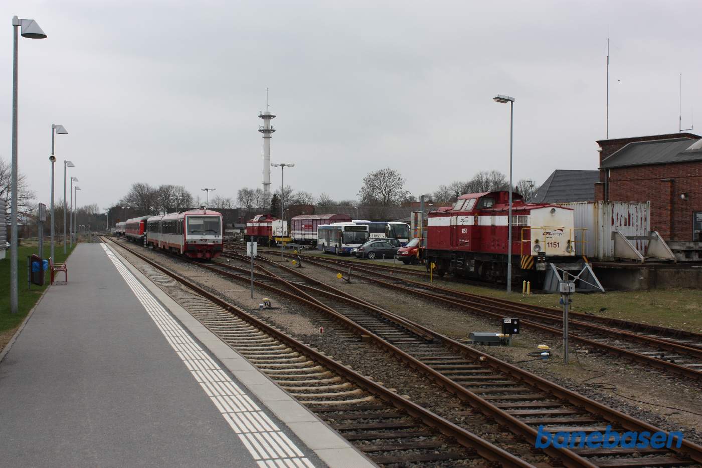 Et vue ud over området foran remise og værksted set fra privatbanens perron