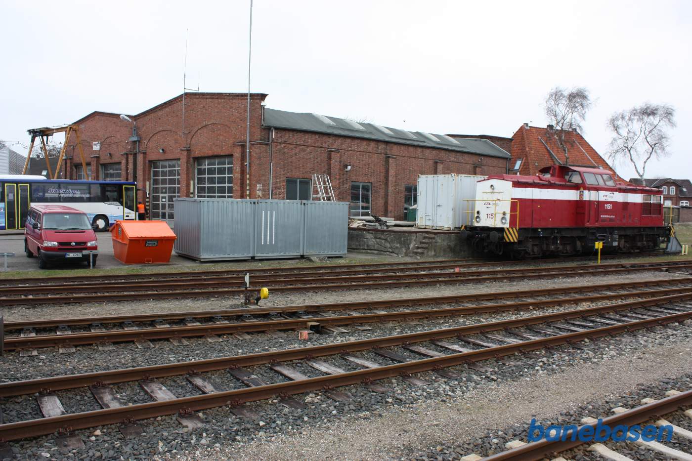 Et vue ud over området foran remise og værksted set fra privatbanens perron