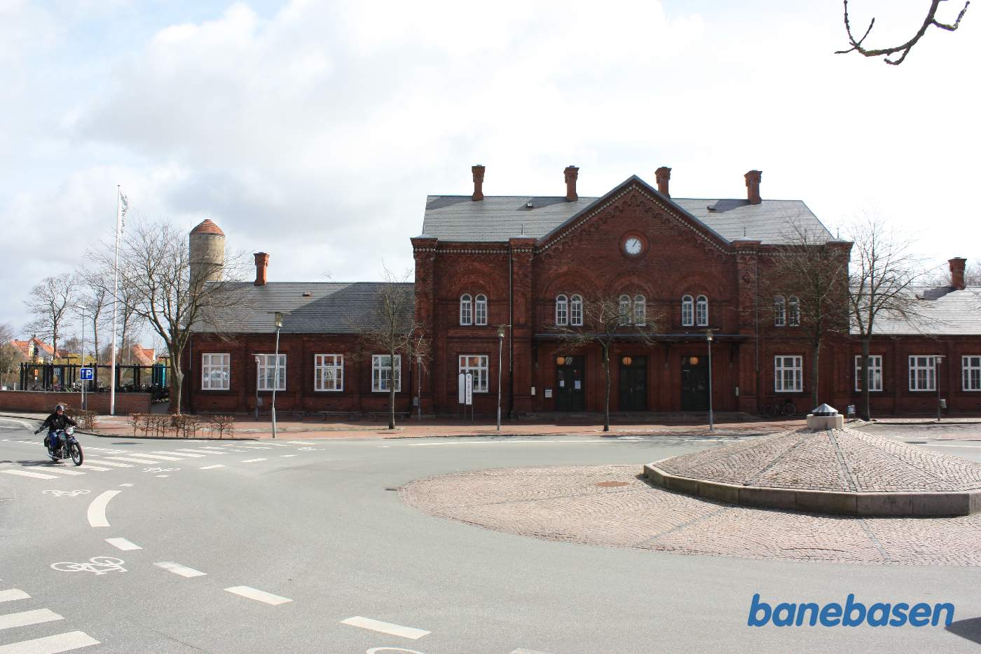 Nærbillede af stationsbygningen set fra forpladsen