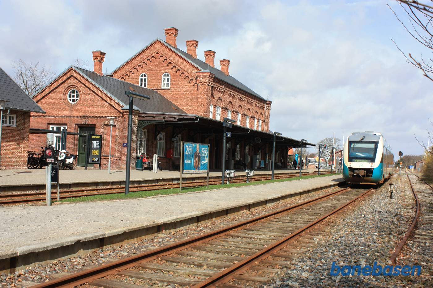 Stationsbygningen set fra banen. Toget i spor 2 mod Esbjerg afventer krydsning med tog til Tønder/Niebüll