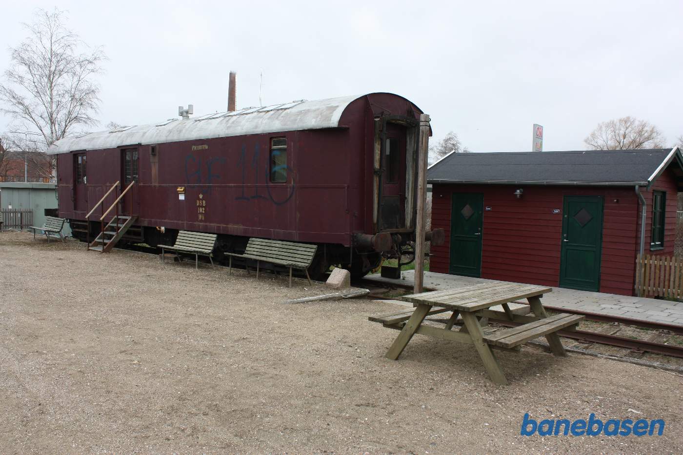 Den gamle postvogn virker som stationsbygning med billetsalg mv.