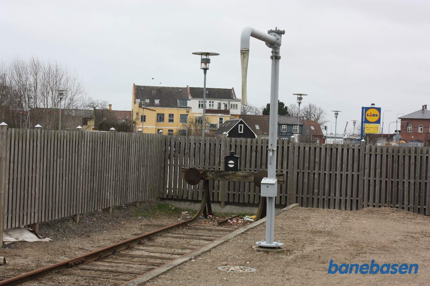 Stopbommen. Oprindeligt fortsatte banen forbi posthuset (den røde murstensbygning til højre) til stationen bag posthuset