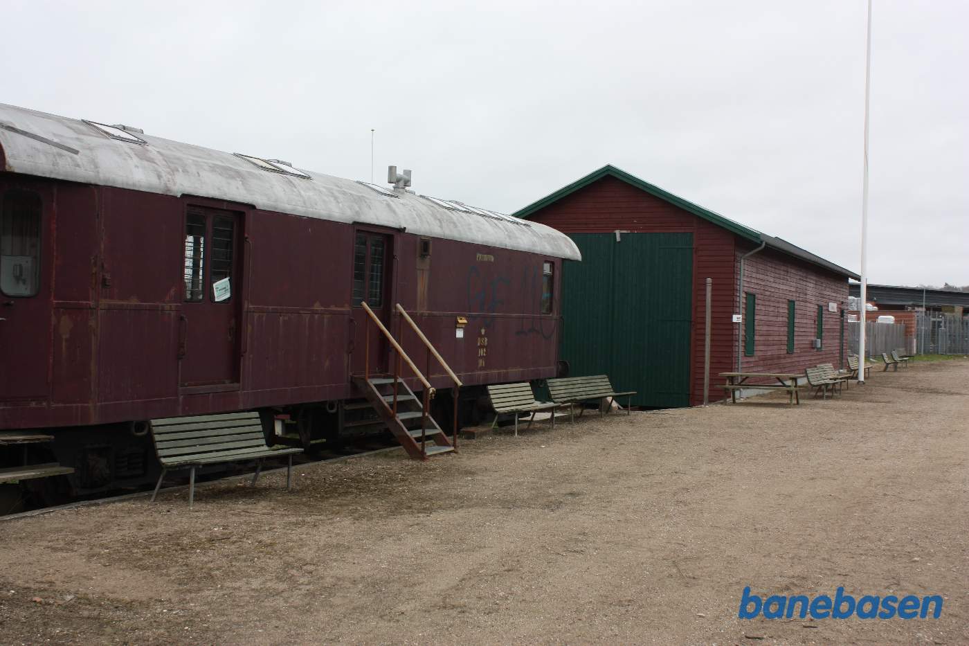 Perronen i Faaborg med postvognen der virker som stationsbygning