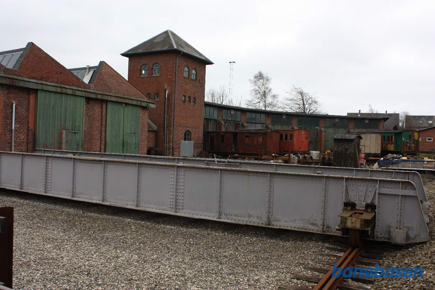 Skydebroen der forbinder de første 3 remisespor. Klubben har etableret værksted her. Der er ikke nogen sporforbindelse til rundremisen