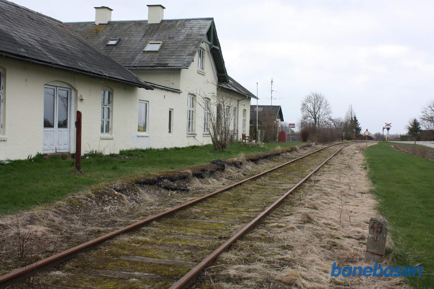 Stationsbygningen ses til venstre. Der er ikke meget tilbage af den gamle perron Stationsbygningen ses til venstre. Der er ikke meget tilbage af den gamle perron