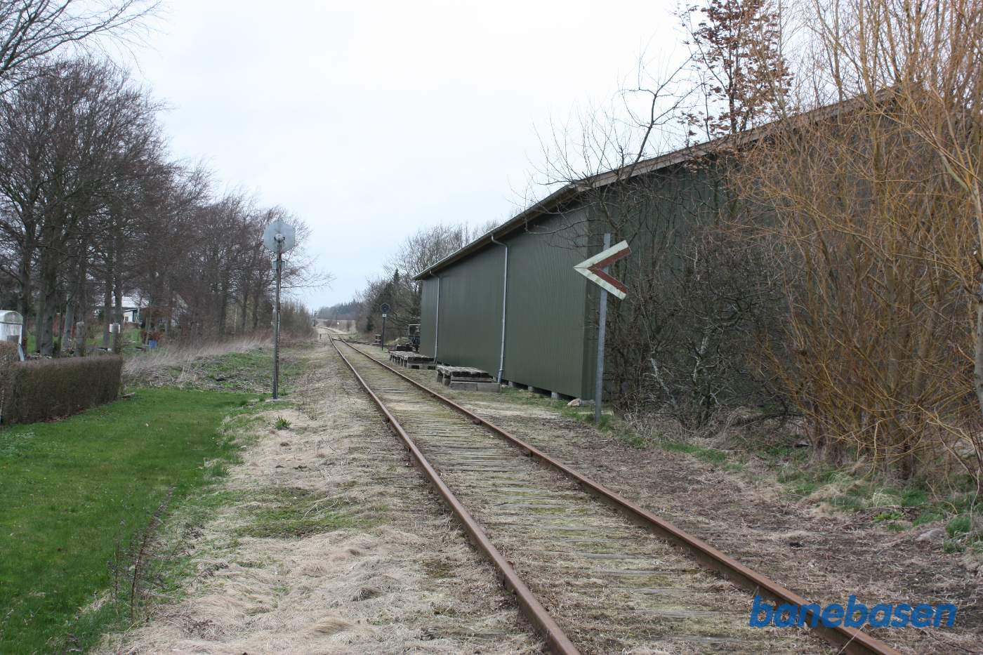 Klubbens nye vognhal med 3 spor. Hovedsporet går op langs vognhallen. Vi kigger i retning mod Korinth Klubbens nye vognhal med 3 spor. Hovedsporet går op langs vognhallen. Vi kigger i retning mod Korinth