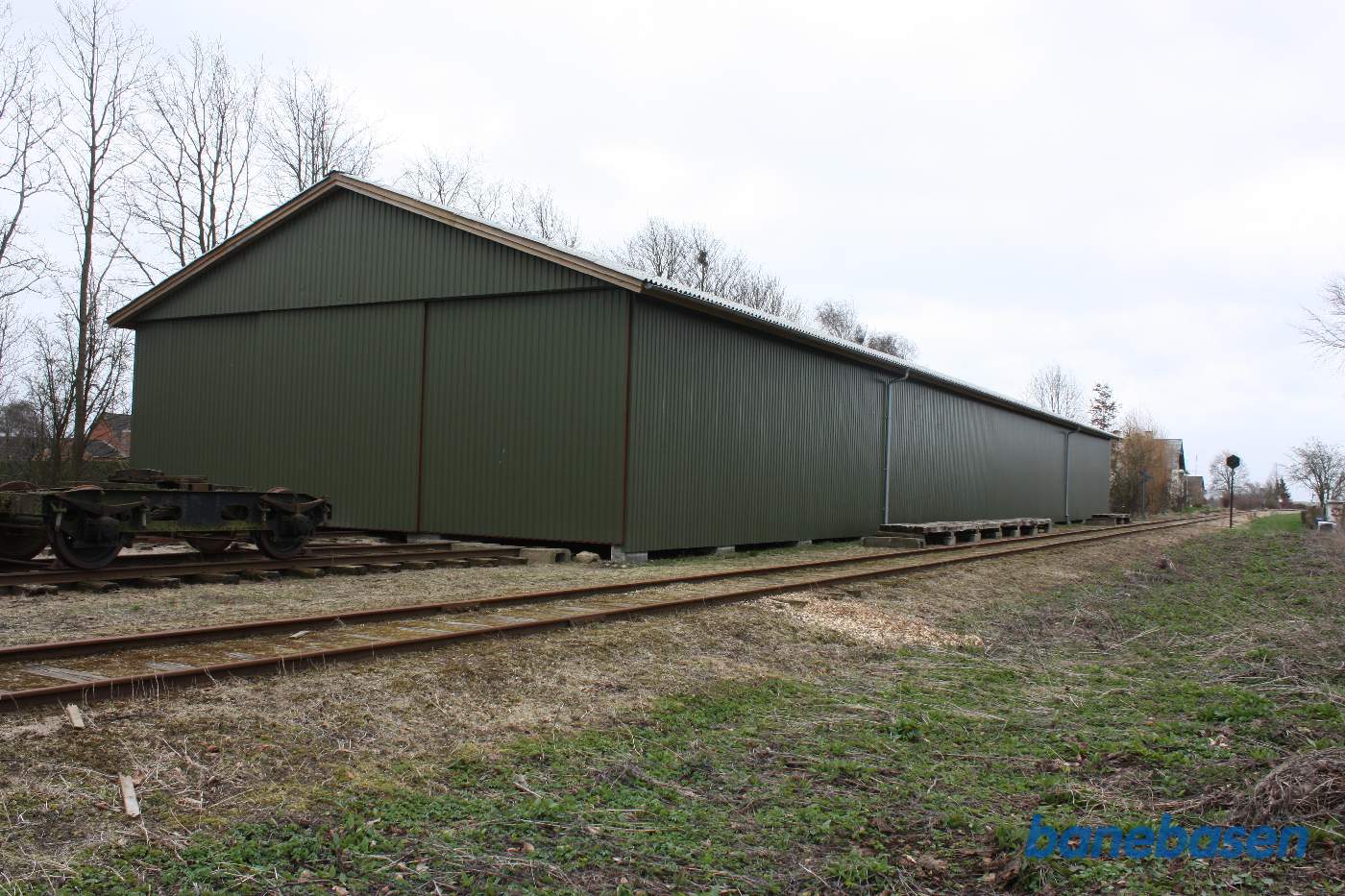 Vognhallen med stationsbygningen i baggrunden Vognhallen med stationsbygningen i baggrunden