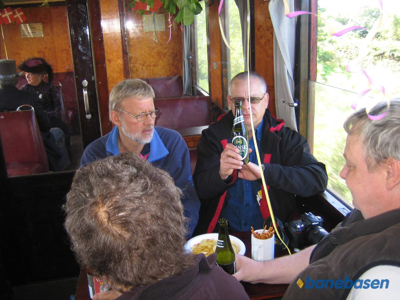 Så er der fest i vognen med øl og chips