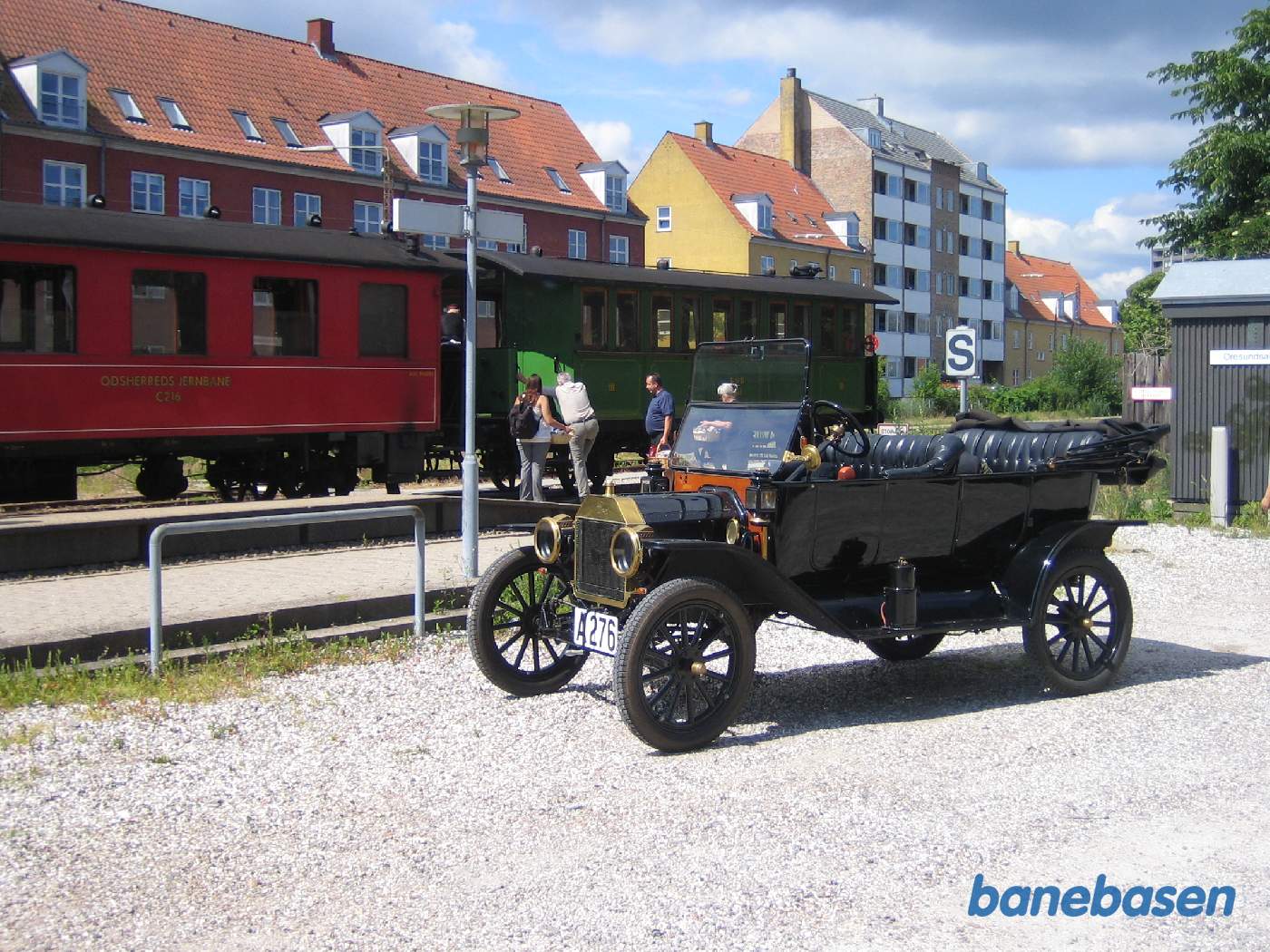 En veteranbil parkeret på Grønnehave station