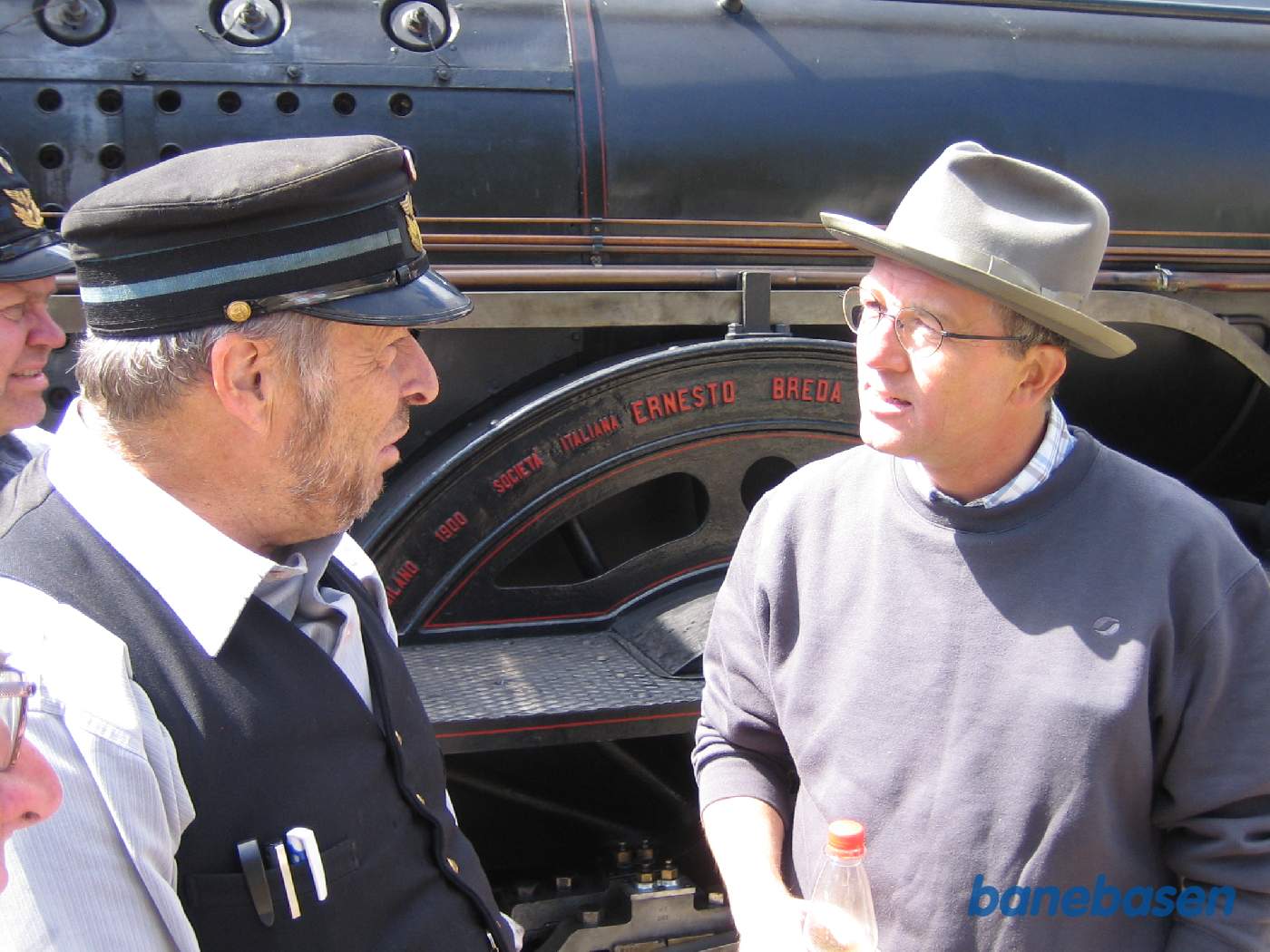 2 gamle medlemmer får en hyggesnak på perronen foran K 582 2 gamle medlemmer får en hyggesnak på perronen foran K 582