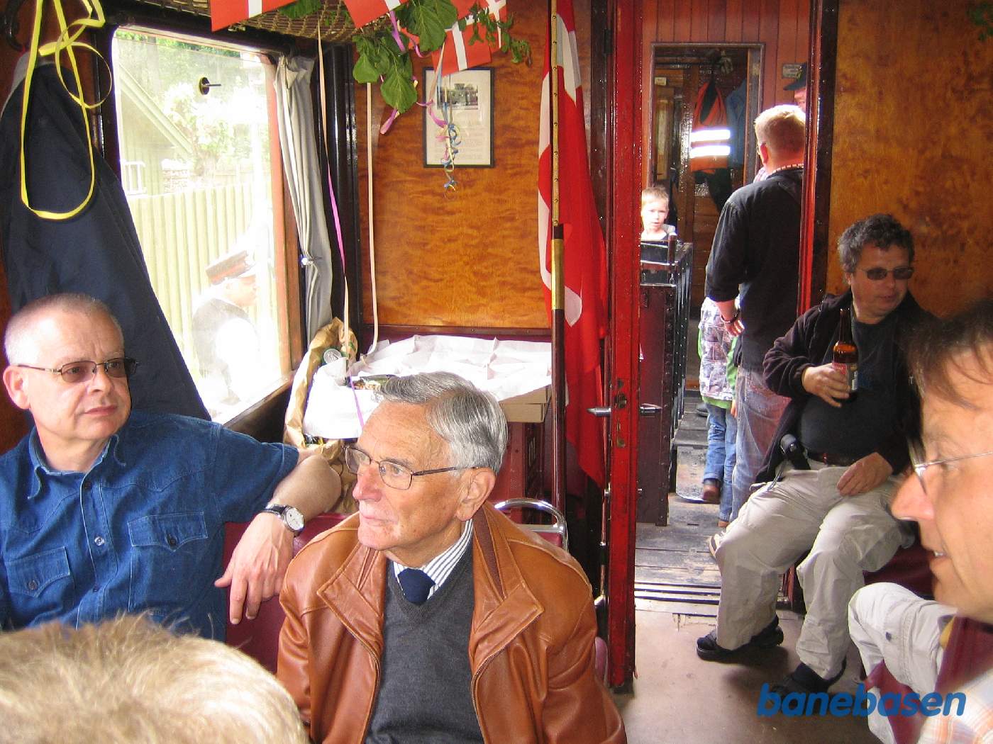 Så går turen tilbage til Græsted med fest og farver i vognen