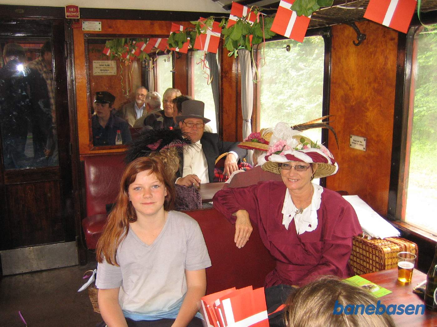 Så går turen tilbage til Græsted med fest og farver i vognen