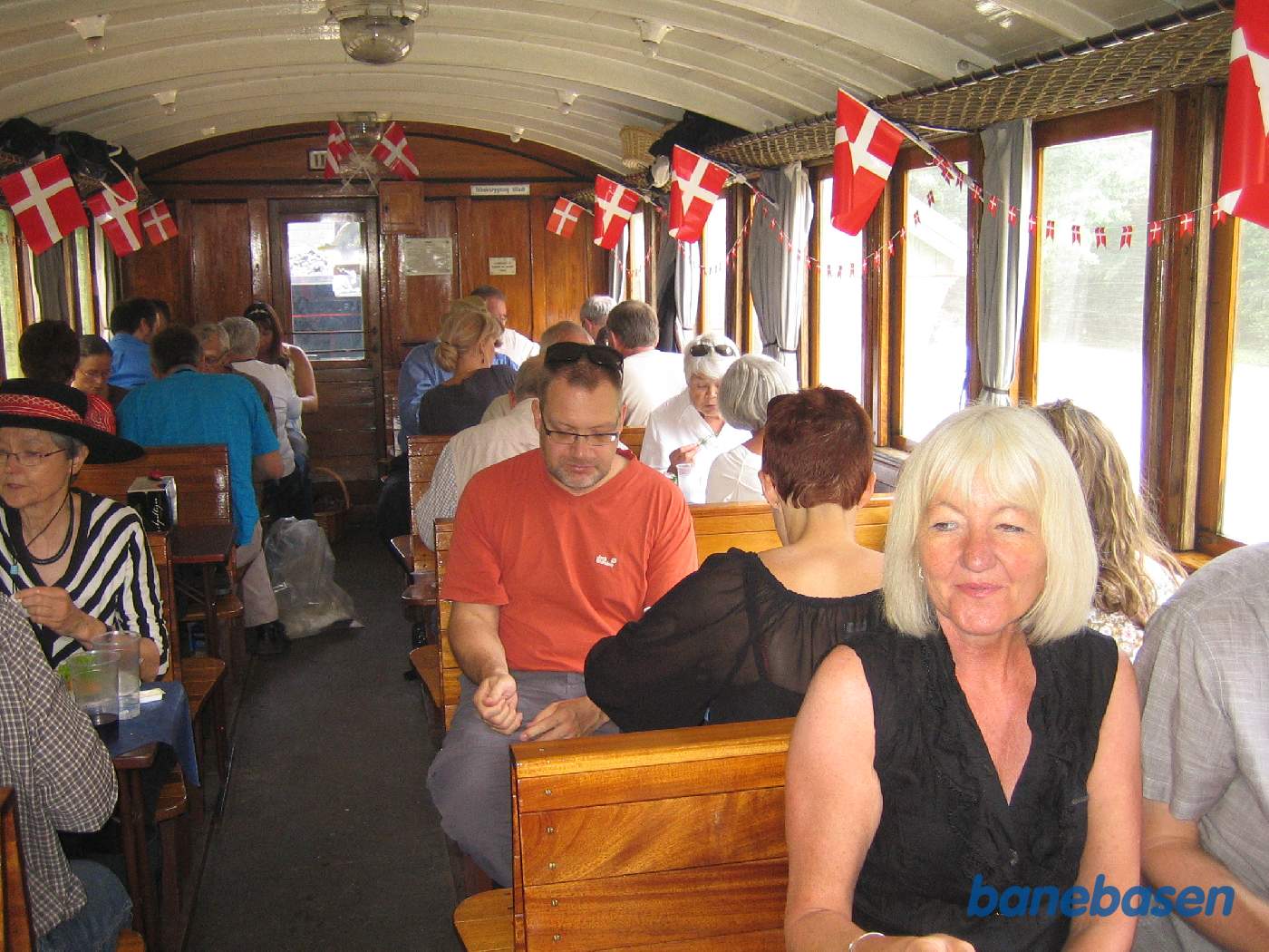 Så går turen tilbage til Græsted med fest og farver i vognen