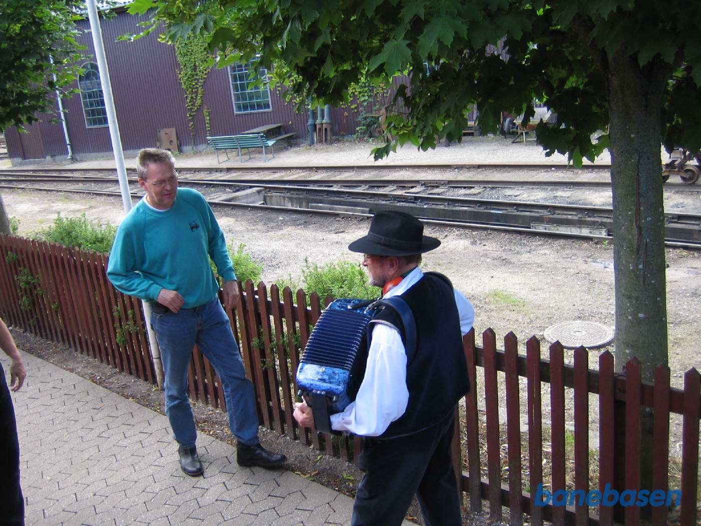 Ved ankomsten til Græsted var der harmonikaspillemand på perronen Ved ankomsten til Græsted var der harmonikaspillemand på perronen